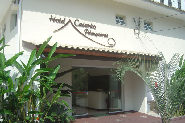 O Hotel Casarão Pitangueiras está localizado há 250m da praia em um amplo terreno com estacionamento próprio e toda infra-estrutura necessária para hospedá-lo com segurança e conforto. Venha conferir de perto o que temos para oferecer e curta sua estadia.
